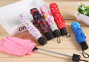 Which works better, a folding or a straight umbrella?
