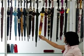 What development history has the traditional umbrella customization industry experienced in terms of production technology？
